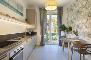 Een koelkast, een oven, een kookplaat, een vaatwasser