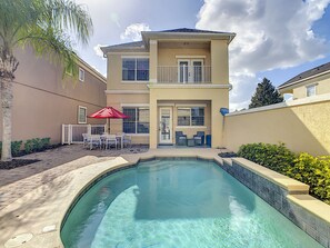 Alberca al aire libre y alberca climatizada