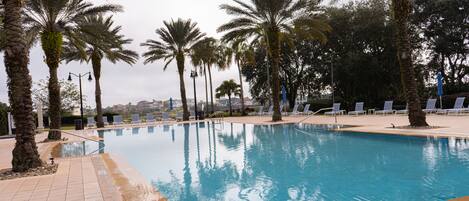 Una piscina al aire libre, una piscina climatizada