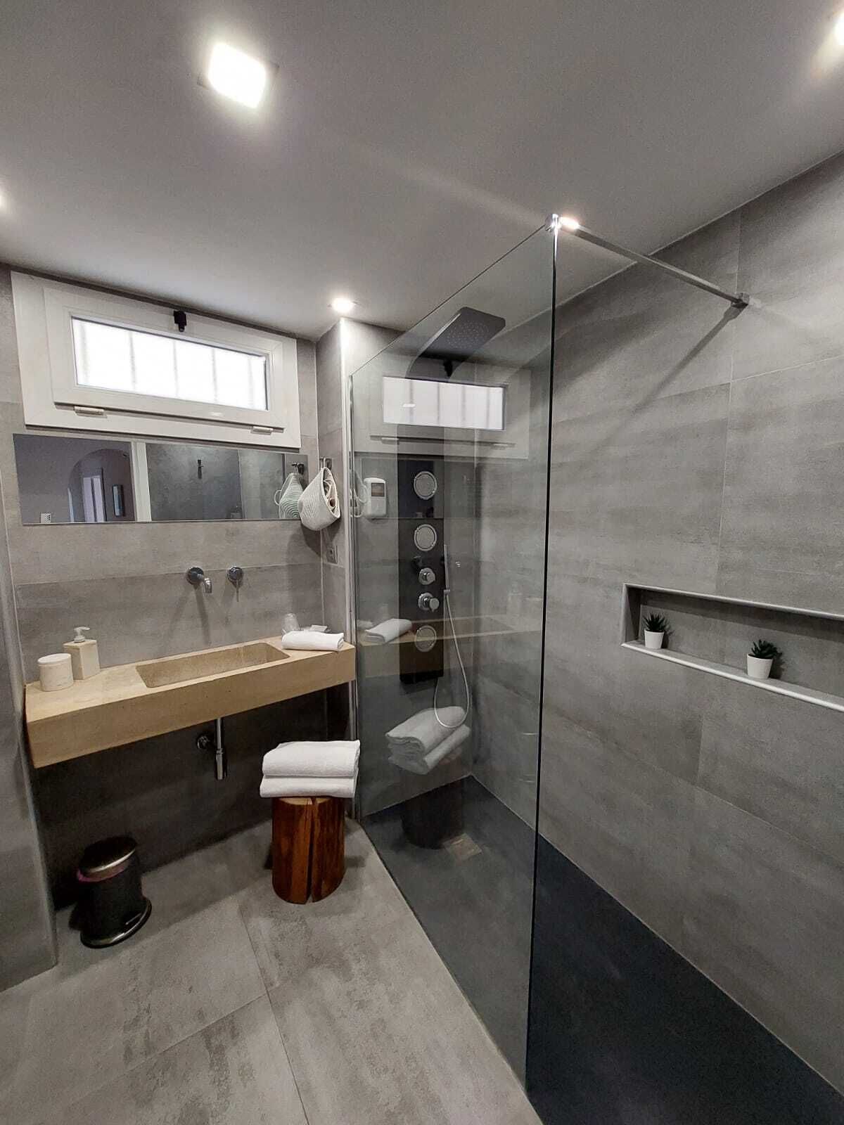 Doccia, vasca idromassaggio, asciugacapelli, bidet