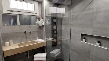 Doccia, vasca idromassaggio, asciugacapelli, bidet