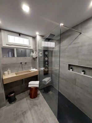 Shower, jetted tub, hair dryer, bidet