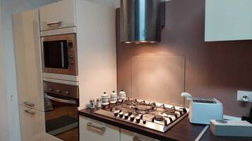 Frigorifero, microonde, forno, piano cottura