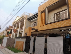 Exterior - 2BR Modern & Luxury New Furnished House (Lahore)