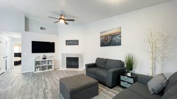 Smart TV, chimenea, Netflix y libros