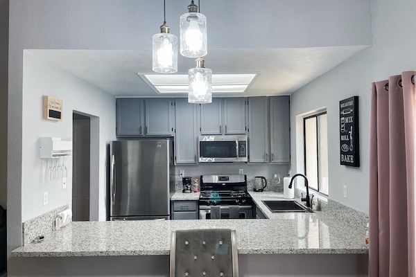 Frigorifero, microonde, forno, piano cottura