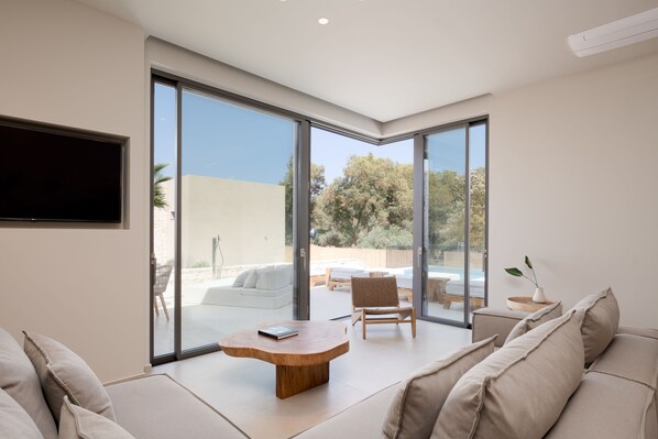 Smart TV - Amalthia Villa, Heated Pool & Walk to the Beach (Tavronitis)