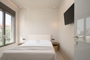 5 bedrooms, hypo-allergenic bedding, iron/ironing board, free WiFi - Amalthia Villa, Heated Pool & Walk to the Beach (Tavronitis)