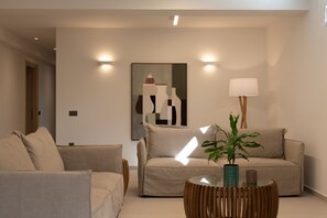 Smart TV - Amalthia Villa, Heated Pool & Walk to the Beach (Tavronitis)