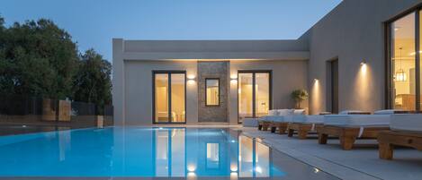 Outdoor pool, an infinity pool