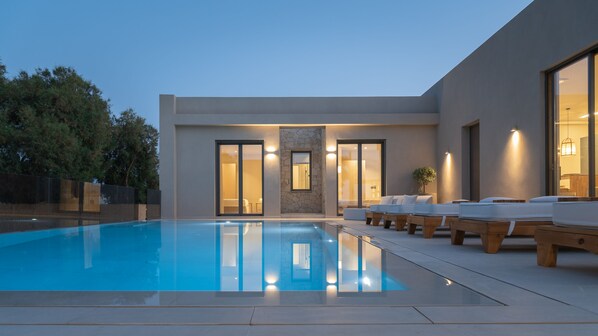 Outdoor pool, an infinity pool - Amalthia Villa, Heated Pool & Walk to the Beach (Tavronitis)