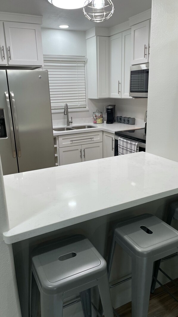 Réfrigérateur, four à micro-ondes, un four, surface de cuisson