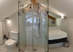Bathtub, hair dryer, towels, soap - Modern Duplex (home office, laptop friendly) (Cessy)