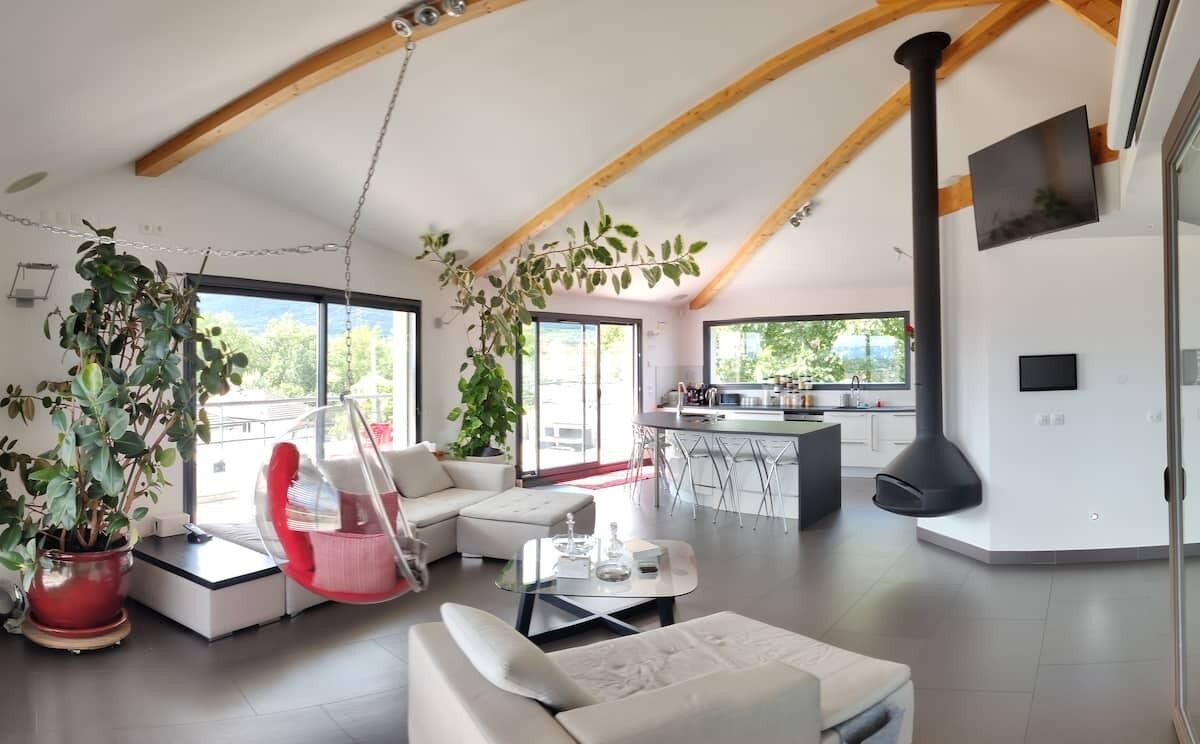 Televisie, een open haard, boeken en een stereo