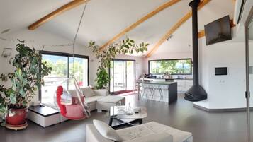 Televisie, een open haard, boeken en een stereo