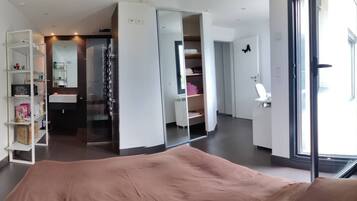 4 slaapkamers, een bureau, een strijkplank/strijkijzer, gratis wifi