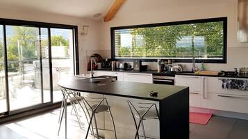 Een koelkast, een microgolfoven, een oven, een kookplaat