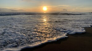 A beach with waves and a sunset. - Tamarindo Grand Villa. Oasis at walking distance to Tamarindo Beach! (Tamarindo)