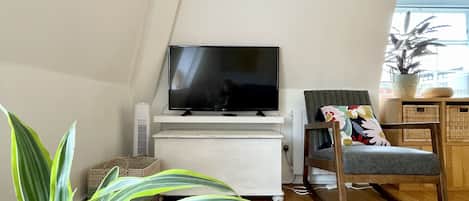 City Apartment, Private Bathroom | Lounge