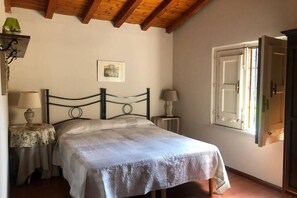 2 Schlafzimmer, Schreibtisch, Bügeleisen/Bügelbrett, Reisekinderbett