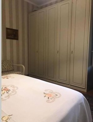 2 soveværelser, skrivebord, strygejern/strygebræt, weekendseng