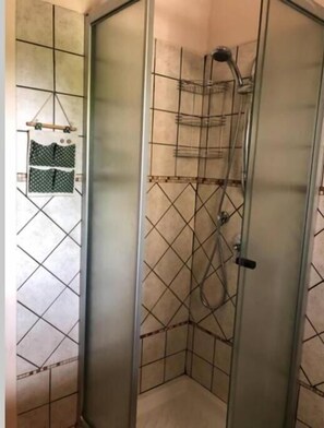 Dusche, kostenlose Toilettenartikel, Haartrockner, Bidet