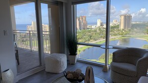 Un balcon spacieux offrant une vue sur le paysage urbain et un lac.