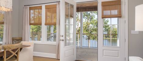 TV connectée, cheminée, chaîne hi-fi