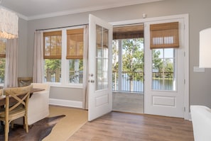Smart TV, fireplace, stereo - Lake Tuscaloosa Getaway! Perfect for Football Weekends! (Northport)
