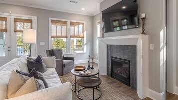 Smart TV, fireplace, stereo