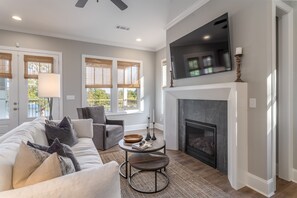 TV connectée, cheminée, chaîne hi-fi