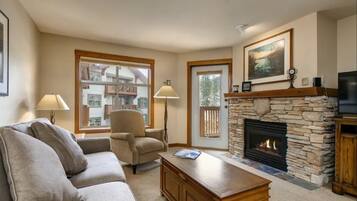 Fernseher, Kamin, Tischfußball