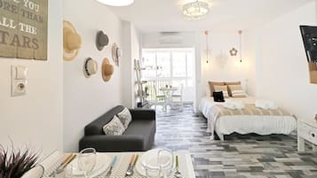 1 slaapkamer, een strijkplank/strijkijzer, reisbedje, gratis wifi