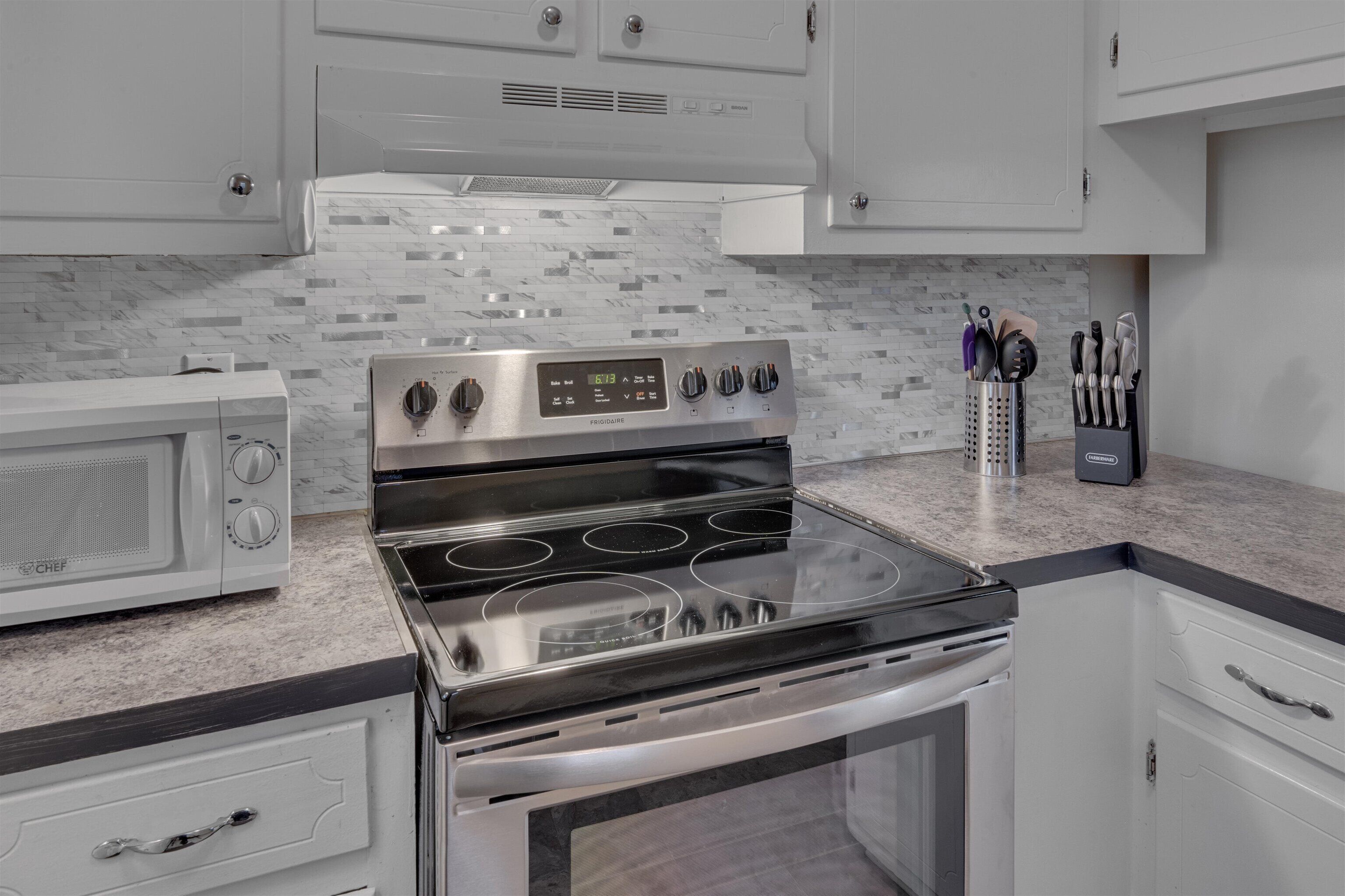 Kylskåp, mikrovågsugn, ugn och spishäll