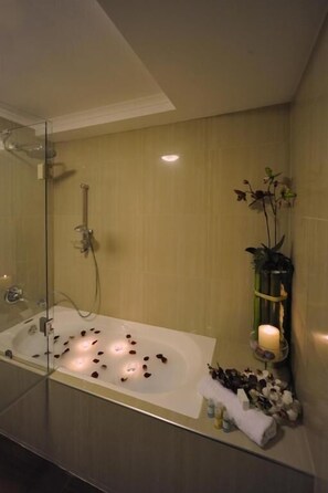Quarto casal básico | Banheiro | Chuveiro/banheira combinados, secador de cabelo, toalhas de banho 