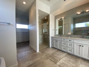 Combined shower/bathtub, hair dryer, towels, soap