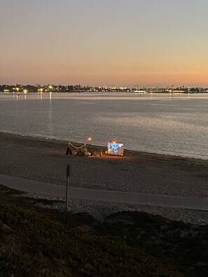Beach nearby, sun-loungers, beach towels
