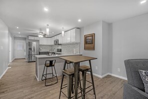 Frigorífico, microondas, horno y placa de cocina