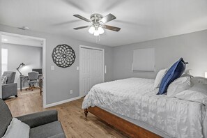 3 slaapkamers, een strijkplank/strijkijzer, gratis wifi, beddengoed
