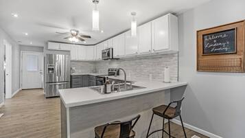 冷蔵庫、電子レンジ、オーブン、コンロ