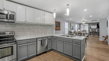 冷蔵庫、電子レンジ、オーブン、コンロ