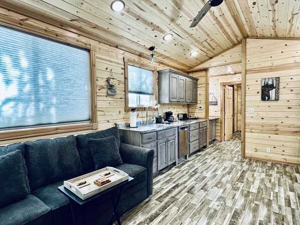 Smart TV, fireplace - Buffalo Bungalow Tiny Cabin ~ Close to Yellowstone ~ Covered deck ~ Sleeps 2 (Island Park)