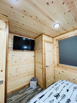 1 bedroom, free WiFi, bed sheets - Buffalo Bungalow Tiny Cabin ~ Close to Yellowstone (Island Park)