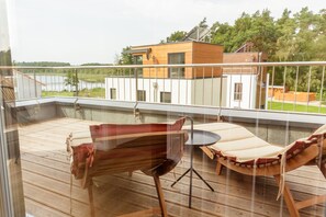 Property grounds - Design holiday home Sjöhest on Lake Altdorf. Dog friendly! (Krakow am See)