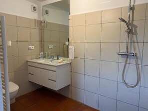 Suihku, hiustenkuivaaja, pyyhkeet, vessapaperi