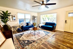 Een televisie, een tafeltennistafel en een muziekbibliotheek