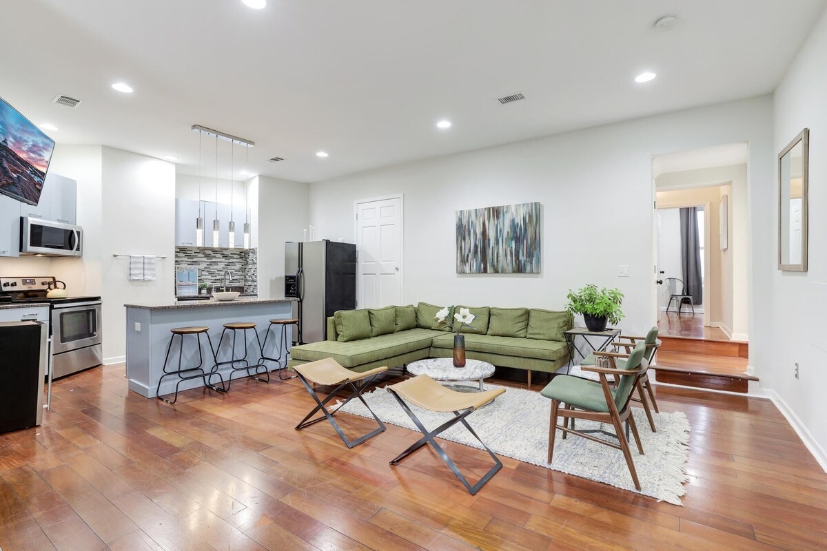 SPACIOUS GARDEN OASIS IN THE HEART OF DC! WALKABLE TO IT ALL!