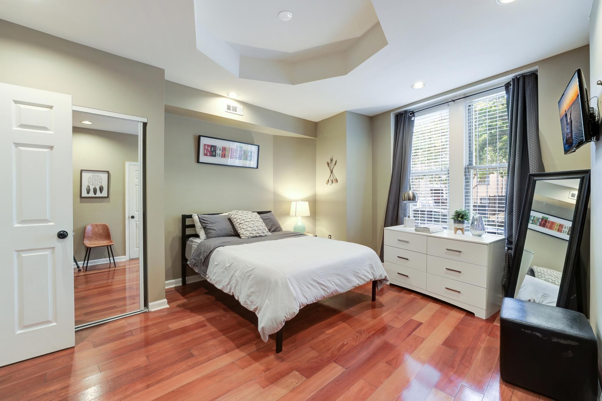 4 bedrooms, desk, iron/ironing board, free WiFi