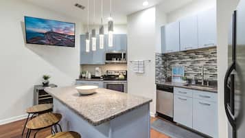 Refrigerador, microondas, horno y parrilla de estufa