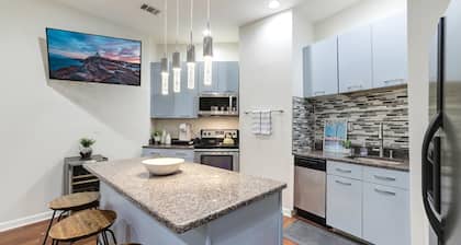 SPACIOUS GARDEN OASIS IN THE HEART OF DC! WALKABLE TO IT ALL!